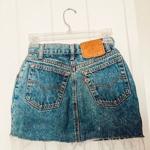 SIZE 00-0 DISTRESSED LEVI SKIRT